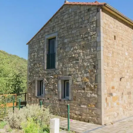 Brousse Le Chateau Casa vacanze *